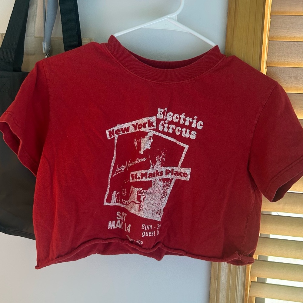 Red Graphic women's cropped shirt